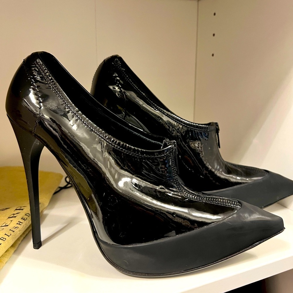 EUC BURBERRY Rubber Tip Zip High Heel Black Patent Booties box EU 39.5